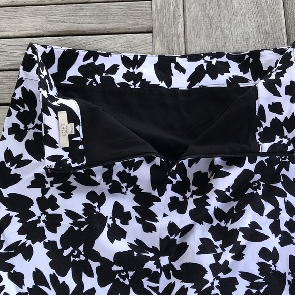 Super Vibrant Black & White Ann Taylor Loft Floral Pencil Skirt Size 10P - Picture 4 of 9